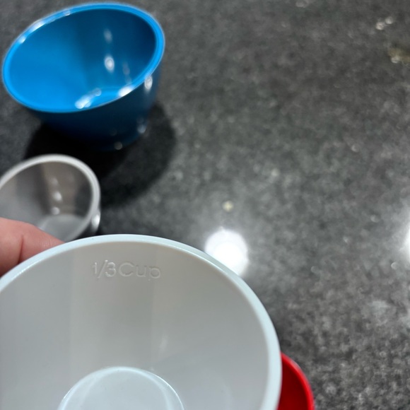 This is a Rachael Ray Melamine 5-piece Nesting Measuring Cup set. - Picture 3 of 8
